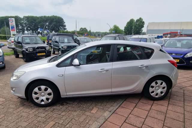 Opel Astra (2010) thumbnail 4