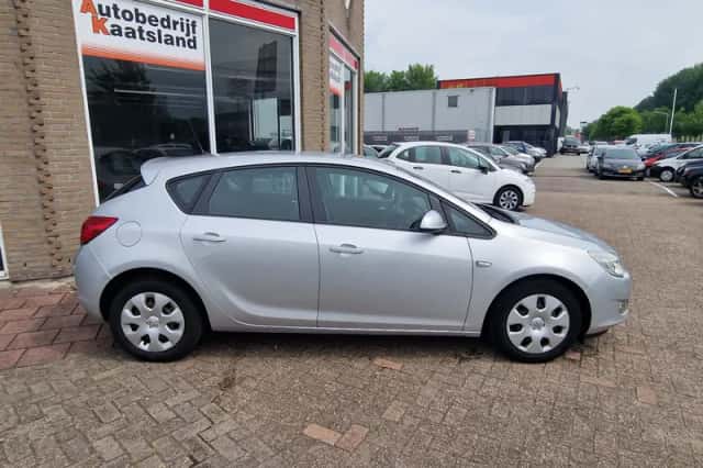 Opel Astra (2010) thumbnail 6