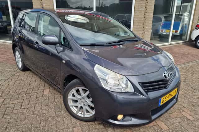 Toyota Verso (2011) thumbnail 2