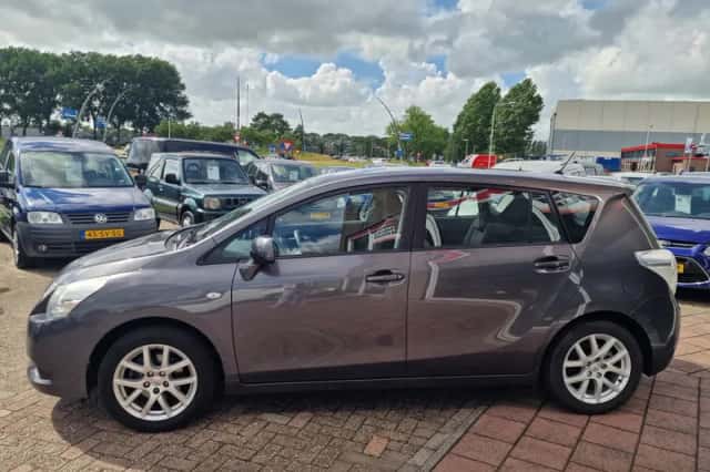 Toyota Verso (2011) thumbnail 3