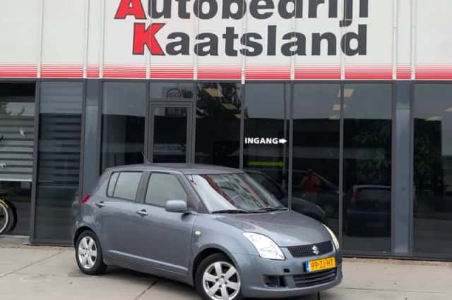 Suzuki Swift (2008) thumbnail 2