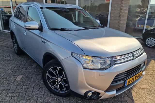 Mitsubishi Outlander (2015) thumbnail 3