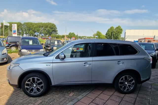 Mitsubishi Outlander (2015) thumbnail 4
