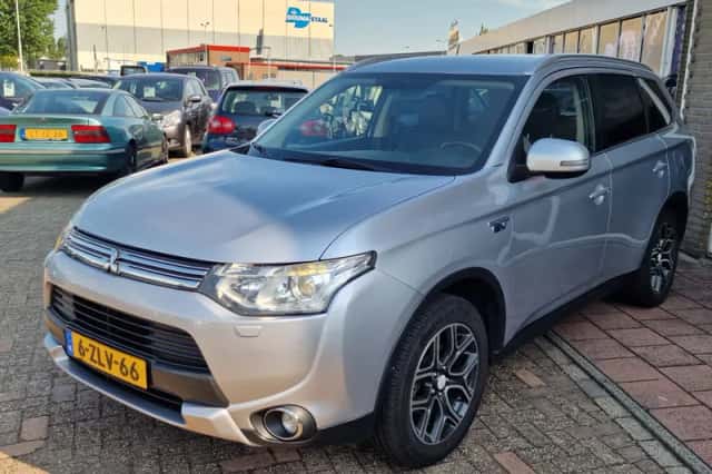 Mitsubishi Outlander (2015) thumbnail 6