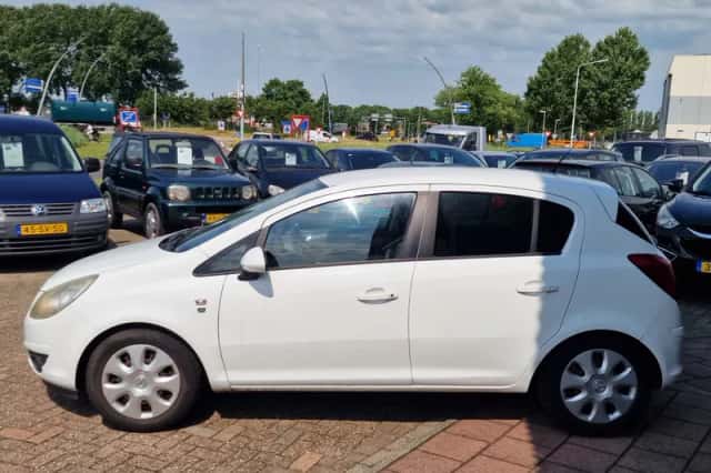 Opel Corsa (2010) thumbnail 4