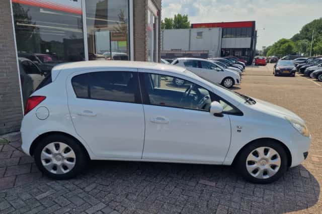 Opel Corsa (2010) thumbnail 6