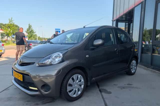 Toyota Aygo (2012) thumbnail 3