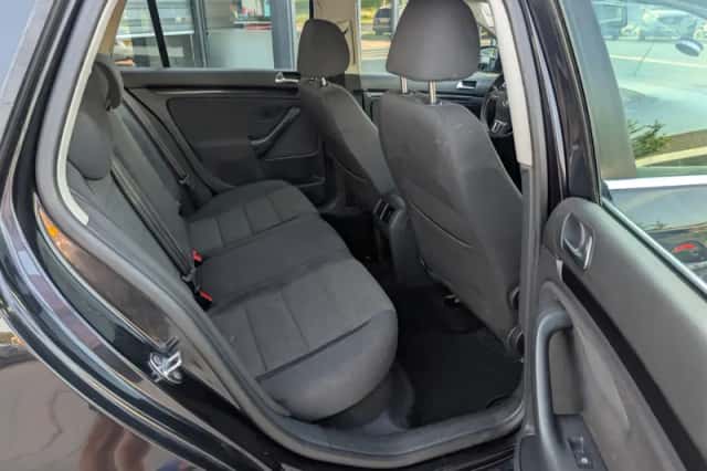 Volkswagen Golf (2010) thumbnail 6