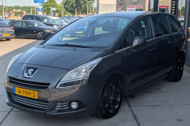 Peugeot 5008 (2011) thumbnail 4