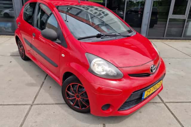 Toyota Aygo (2012) thumbnail 3