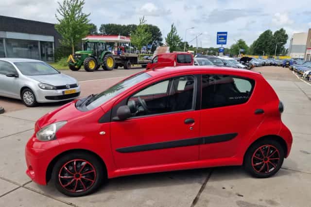 Toyota Aygo (2012) thumbnail 4