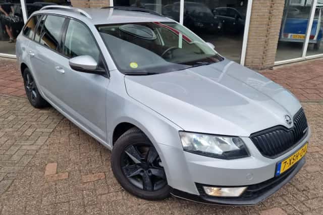 Škoda Octavia (2014) thumbnail 3