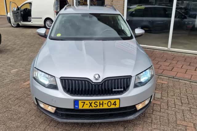 Škoda Octavia (2014) thumbnail 5