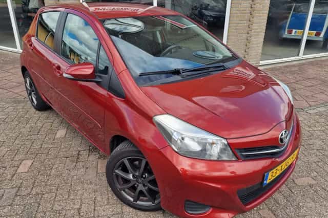Toyota Yaris (2012) thumbnail 3