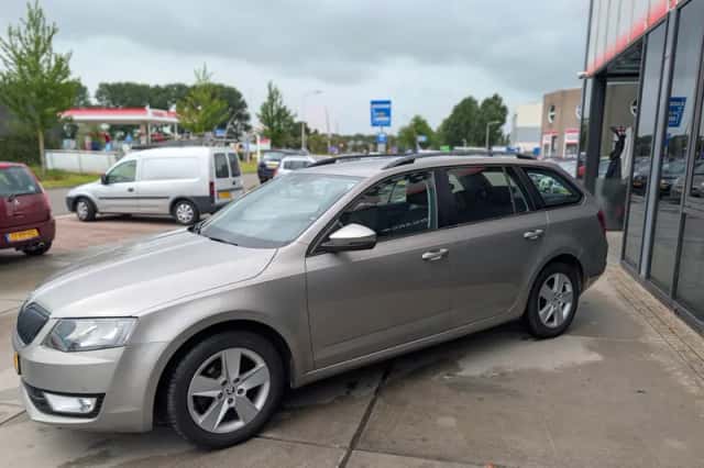 Škoda Octavia (2014) thumbnail 3