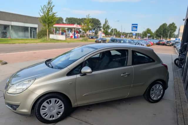 Opel Corsa (2008) thumbnail 3