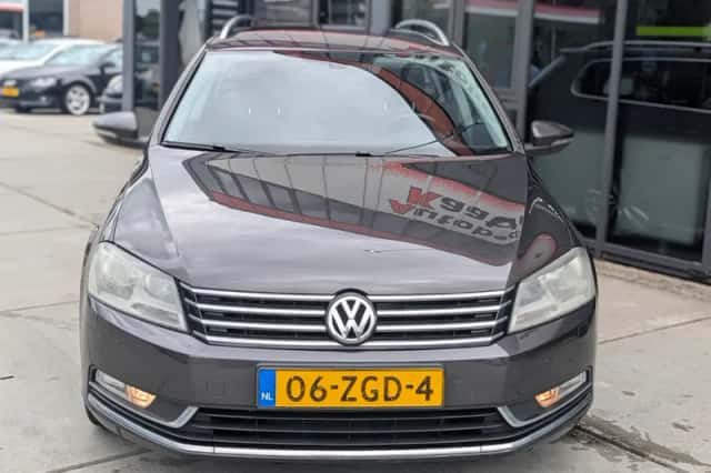 Volkswagen Passat (2011) thumbnail 3
