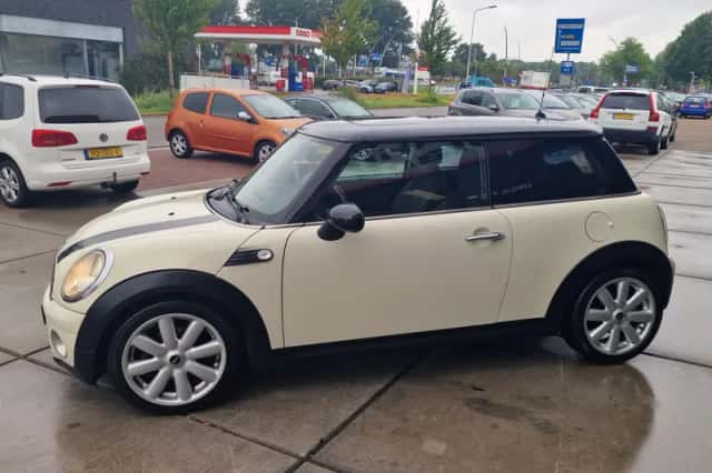 MINI Cooper (2007) thumbnail 4