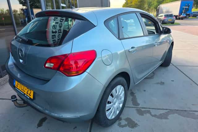 Opel Astra (2014) thumbnail 3