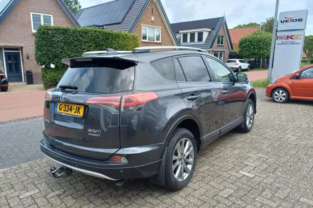 Toyota RAV4 (2016) thumbnail 3