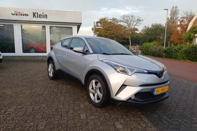 Toyota C-HR (2017) thumbnail 2