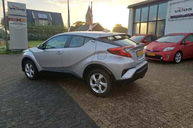 Toyota C-HR (2017) thumbnail 4