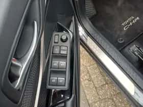 Toyota C-HR (2018) thumbnail 41