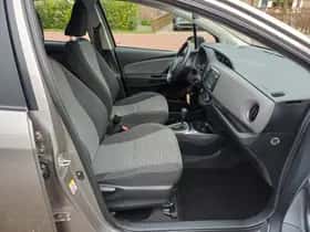 Toyota Yaris (2015) thumbnail 5