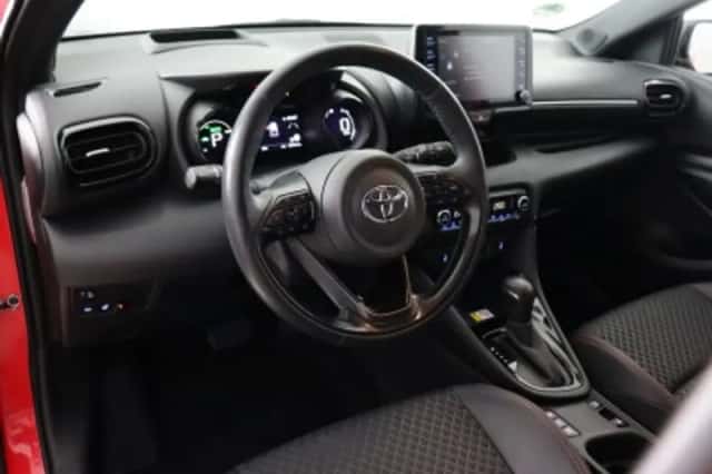 Toyota Yaris (2021) thumbnail 3