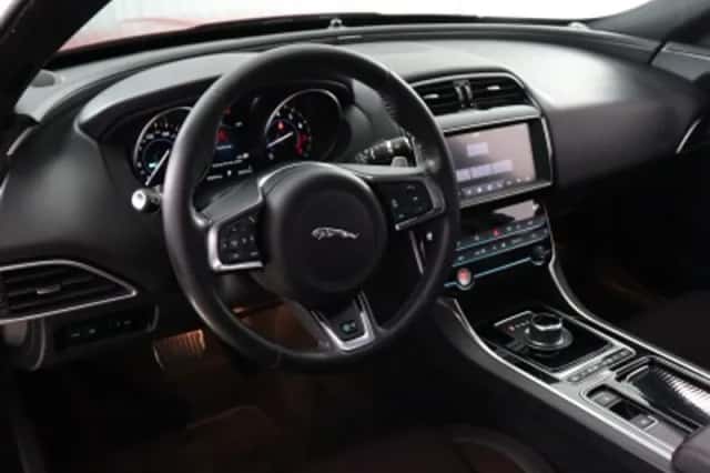 Jaguar XE (2019) thumbnail 3