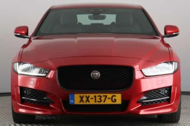 Jaguar XE (2019) thumbnail 4