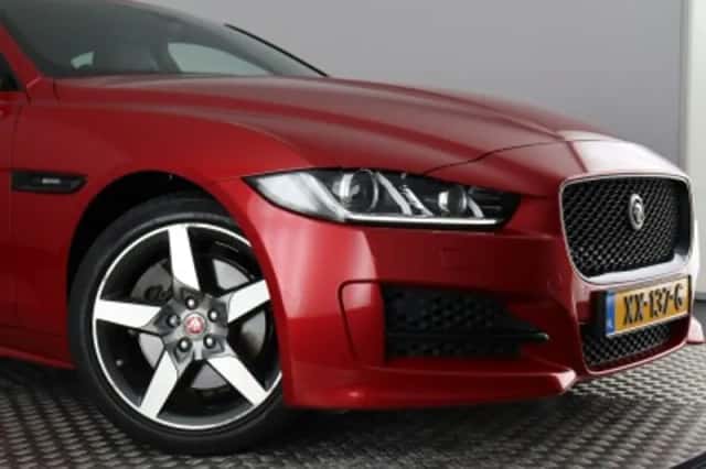 Jaguar XE (2019) thumbnail 5