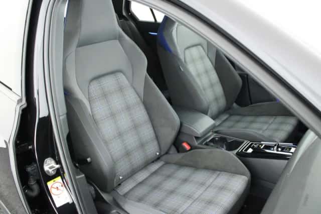 Volkswagen Golf (2023) thumbnail 2