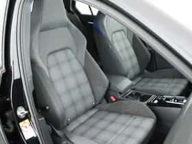 Volkswagen Golf (2023) thumbnail 2