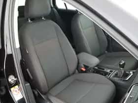 Volkswagen Golf (2017) thumbnail 2