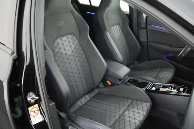 Volkswagen Golf (2024) thumbnail 2