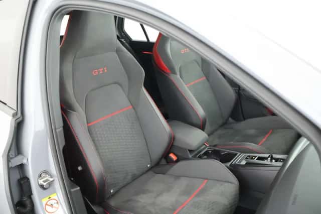 Volkswagen Golf (2021) thumbnail 2