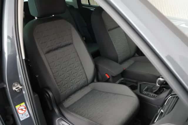 Volkswagen Tiguan (2021) thumbnail 2