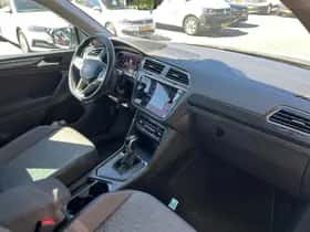 Volkswagen Tiguan (2021) thumbnail 2