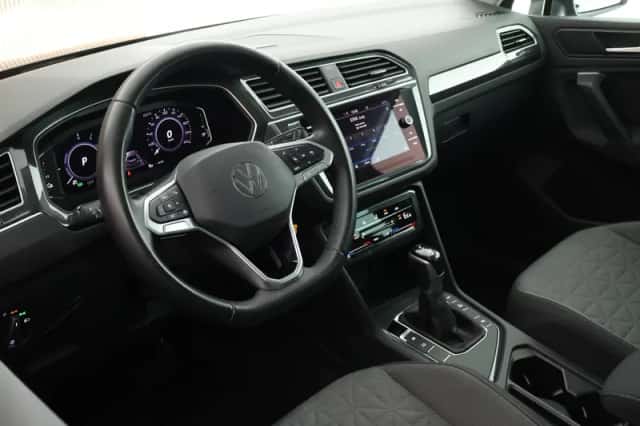 Volkswagen Tiguan (2021) thumbnail 3