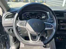 Volkswagen Tiguan (2021) thumbnail 3