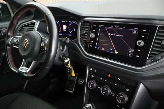 Volkswagen T-Roc (2021) thumbnail 3
