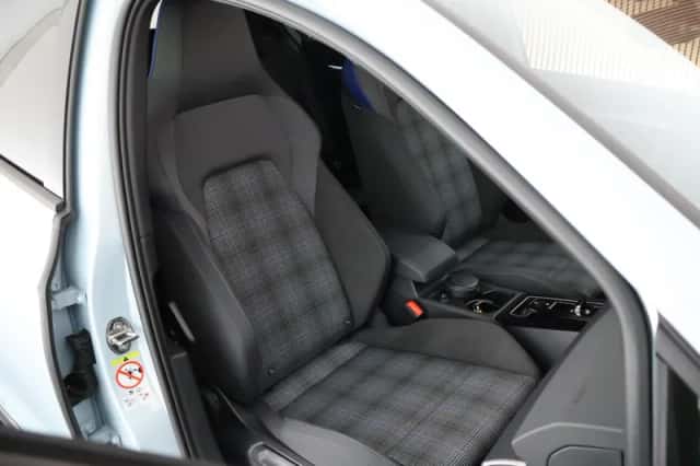 Volkswagen Golf (2025) thumbnail 2