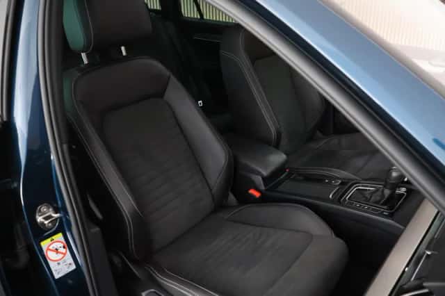 Volkswagen Passat (2021) thumbnail 2