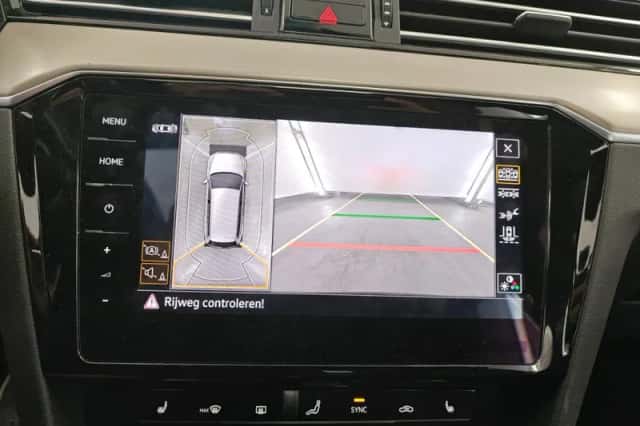 Volkswagen Passat (2021) thumbnail 3