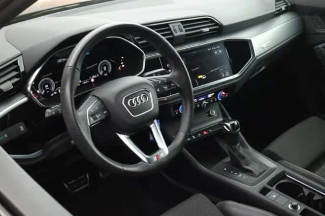Audi Q3 (2022) thumbnail 3