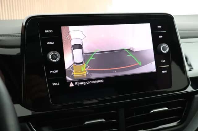Volkswagen T-Roc (2024) thumbnail 4