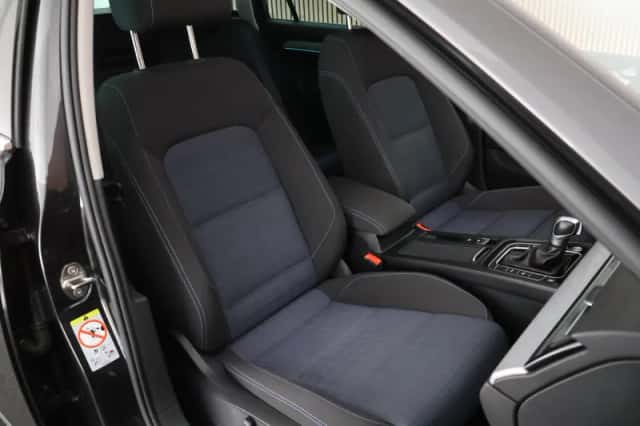 Volkswagen Passat (2019) thumbnail 2