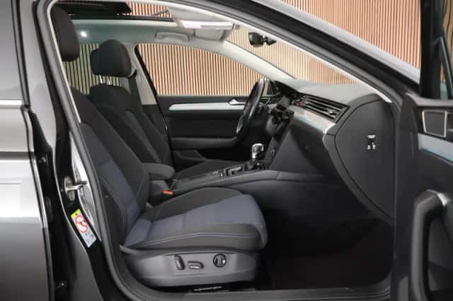 Volkswagen Passat (2019) thumbnail 3