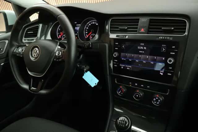 Volkswagen Golf (2017) thumbnail 3
